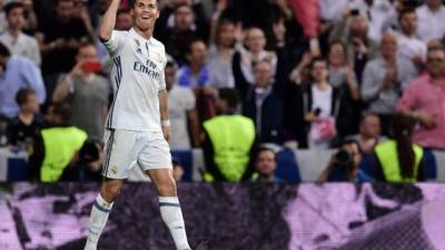 El delantero portugués del Real Madrid, Cristiano Ronaldo, celebra su tercer gol en el partido de ida de la UEFA Champions League.