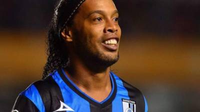 Ronaldinho llega procedente del Querétaro en México.