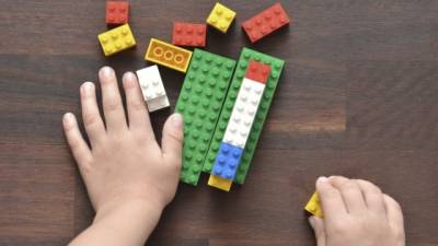 Invita a tus hijos a construir cosas con objetos que le entregues, como cubos y paletas.