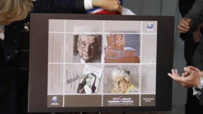 El escritor paraguayo Augusto Roa Bastos (1917-2005) 'luchaba mucho con las palabras, se peleaba con ellas', dijo hoy a Efe su hija, Mirta Roa, durante la presentación en Asunción de un sello postal, en el día en el que se cumple el centenario de su natalicio.EFE