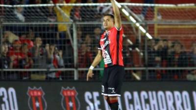 Roger Rojas se despachó con un triplete para salvar al Alajuelense de la derrota.