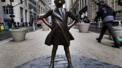Titulada la 'Niña sin miedo', la estatua de bronce fue montada por sorpresa el 7 de marzo de 2017, en la víspera del Día de la Mujer, en una instalación financiada por una empresa privada y sin contar con los permisos correspondientes.