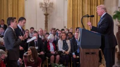 El presidente estadounidense, Donald Trump (d), increpa a Jim Acosta (i), corresponsal de la CNN en la Casa Blanca, durante una rueda de prensa en la Casa Blanca, en Washington (Estados Unidos), hoy, 7 de noviembre de 2018. EFE