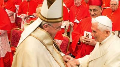 Francisco departió amigablemente con el papa emérito Benedicto XVI durante la ceremonia.