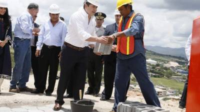 El presidente Juan Orlando Hernández colocó la primera piedra de Altia Smart City.