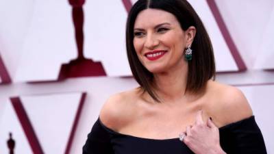 Laura Pausini en la alfombra roja de los premios de la Academia de Hollywood. EFE