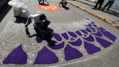 Cientos de personas trabajan en varias ciudades de Honduras en la elaboración de las alfombras.