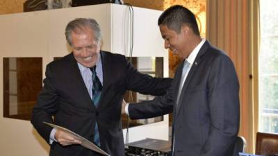 El Ministro de la Presidencia, Reinaldo Sánchez junto a Luis Almagro, secretario general de la OEA.