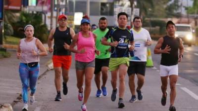 Este grupo de corredores sampedranos reconoció los 10.5 kilómetros, la mitad de la ruta total que tendrá la Maratón LA PRENSA. Foto: Moisés Valenzuela