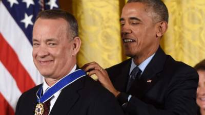 El actor Tom Hanks recibió la medalla de la Libertad, el mayor honor que se le puede otorgar a un civil en EUA. AFP