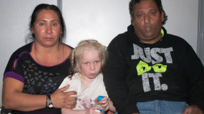 La justicia griega inculpó este lunes por 'secuestro' a una pareja de gitanos que se hacían pasar por los padres de una niña rubia descubierta durante un registro en un campamento cerca de Larissa, centro de Grecia. EFE