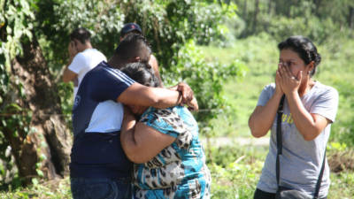 Los familiares estallaron en llanto cuando comprobaron que los dos jóvenes asesinados eran sus parientes.