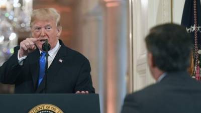 El presidente de EEUU, Donald Trump señala al periodista de CNN, Jim Acosta. Foto: AFP