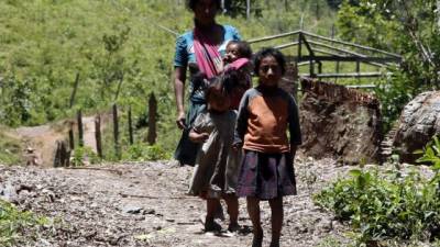 Esta madre y sus hijos son el fiel reflejo de las condiciones precarias en las que viven los tolupanes.