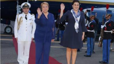 La presidenta de Chile, Michelle Bachelet, arribó en la noche del martes a Tegucigalpa, fue recibida por la canciller María Dolores de Agüero.