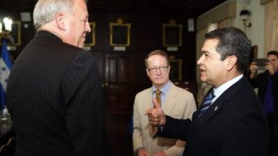 Thomas Shannon, William Brownfield y Juan Orlando Hernández dialogaron en el Salón de Retratos.