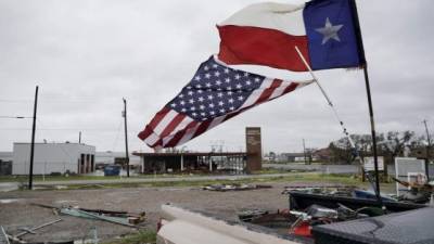 El trágico paso del huracán Harvey por Texas deja ya más de 30 muertos y 32.000 refugiados en Houston, la ciudad más afectada y donde afortunadamente no ha llovido en las últimas 24 horas lo que ha permitido un descenso de las inundaciones sin precedentes que sumergieron la ciudad.