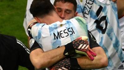 Emiliano Martínez fue felicitado por Messi ya que fue el héroe de Argentina en la tanda de penales. Foto AFP.