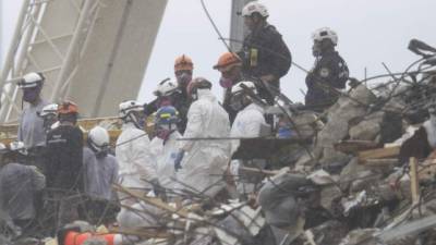 Los rescatistas siguen trabajando pese a las fuertes lluvias en Miami./AFP.