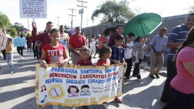 Los feligreses llevaron el mensaje de Dios por las principales calles del sector.