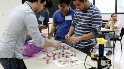 Estudiantes de varias universidades que desean convertirse en empresarios conocieron cómo pueden emplear los pequeños módulos para armar prototipos. Foto. José Cantarero