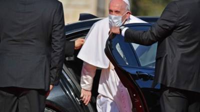El papa Francisco está usando un vehículo blindado para sus desplazamientos en Irak, algo que no suele hacer durante sus viajes, cuando prefiere utilitarios o el papamóvil, por motivos de seguridad.