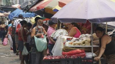 En los mercados Rápido y Medina, algunos vendedores trabajan sin mascarilla, lo mismo que muchas de las personas que llegan a comprar. Fotos: Amílcar Izaguirre.