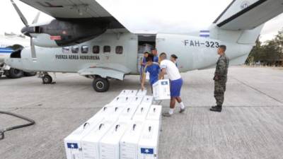 En avión trasladan el material a La Mosquitia.