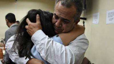 El ex gerente de la empresa Desarrollos Energéticos S.A (Desa), Sergio Rodríguez, abraza a un familiar luego de ser hallado culpable por el crimen de la líder ambientalista hondureña Berta Cáceres, en una sala de audiencias en Tegucigalpa el 29 de noviembre de 2018. Foto AFP
