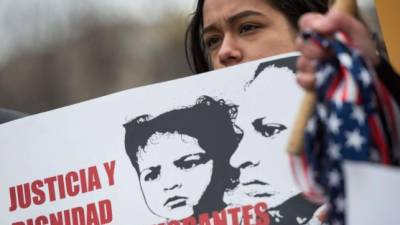 Inmigrantes salvadoreños protestaron ayer frente a la Casa Blanca para exigir al Congreso opciones para su regularización.