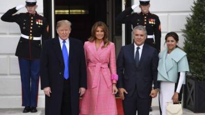 El presidente estadounidense Donald Trump y la primera dama Melania Trump, posan junto al presidente colombiano Iván Duque y su esposa María Ruiz. Foto: AFP