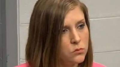 Ellen Lindsay Niemic, de 29 años, enfrenta cargos por mantener relaciones carnales con los tres alumnos: dos de 17 años y uno de 18.