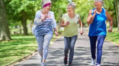 Las mujeres mayores deben realizar una actividad física diaria para fortalecer sus huesos.