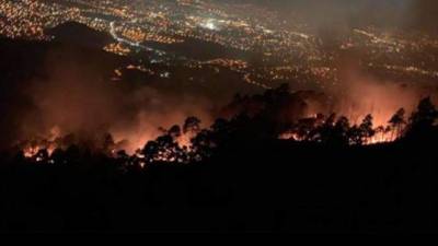 El incendio está en una zona poblada en el cerro de El Hatillo.
