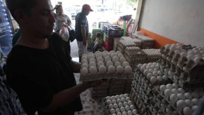 Los consumidores han disminuido la cantidad de huevos que compran en las bodegas y mercados.