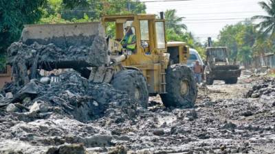 Las labores de limpieza en la Céleo Gonzales avanzan lento; pero en Chamelecón y Rivera Hernández con la operación No están solos se ve el avance. Fotos. A. Izaguirre.