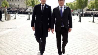 En su primera jornada como presidente electo, Macron participó con el todavía jefe de Estado François Hollande, en la conmemoración de la capitulación de Alemania en la Segunda Guerra Mundial en los Campos Elíseos. AFP.