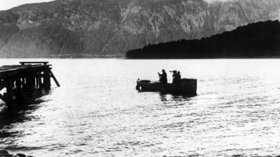 Fotógrafos en barca atraviesan el lago Ness. (Foto sin fecha, alrededor de 1935). EFE.