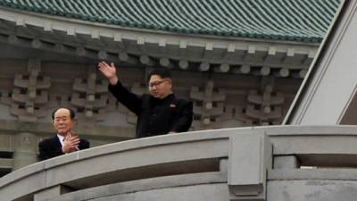 El líder de Corea del Norte, Kim Jong un, saluda desde el balcón del Gran Palacio de Estudios del Pueblo de Pyongyang. EFE/Archivo