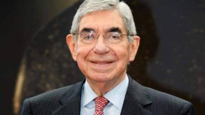 El expresidente Óscar Arias llegó el miércoles a la Fiscalía, a su salida no dio declaraciones sobre las demandas. EFE
