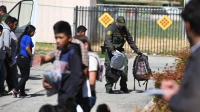 Agentes froterizos dejan a los migrantes en una estación de autobuses de la localidad californiana de San Bernardino, una de las llamadas 'ciudades santuario'.