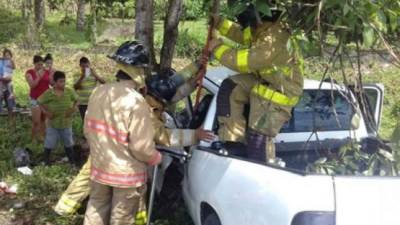 El conductor fue rescatado por elementos del Cuerpo de Bomberos.