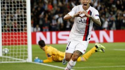 Paris Saint-Germain's Argentine midfielder Angel Di Maria (R) celebrates scoring his team's second goal during the UEFA Champions league Group A football match between Paris Saint-Germain and Real Madrid, at the Parc des Princes stadium, in Paris, on September 18, 2019. (Photo by Lucas BARIOULET / AFP)