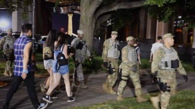 Personal de la Guardia Nacional de los Estados Unidos caminan en medio de la multitud que asistía a un concierto en la neoyorkina Isla Randall.