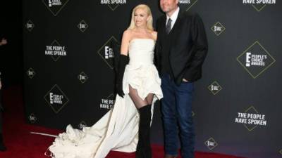 Gwen Stefani y Blake Shelton en la ceremonia de los E! People's Choice Awards. Foto: AFP.