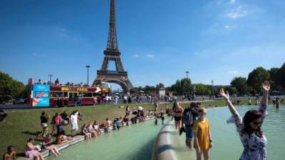 Turistas que compraron sus boletos para subir a la Torre Eiffel quedaron decepcionados tras el cierre del monumento./AFP