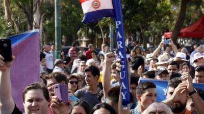 Cientos de personas se manifiestan frente al Congreso paraguayo en Asunción para reivindicar un sistema de educación pública basado en los valores tradicionales de familia.Foto EFE/Andrés Cristaldo