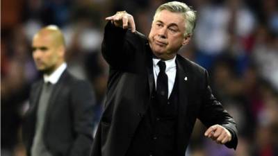 Carlo Ancelotti, dirigiendo durante el partido contra el Bayern Múnich.