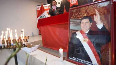 Los partidarios del ex presidente peruano participan en un servicio conmemorativo en la sede de la Alianza Popular Revolucionaria Americana. AFP