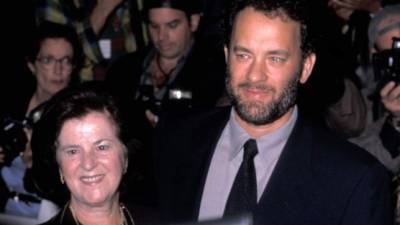 Tom Hanks con su madre Janet Frager.